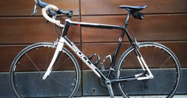 a bicycle leaning against a wall