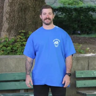 Loche a man standing next to a bench